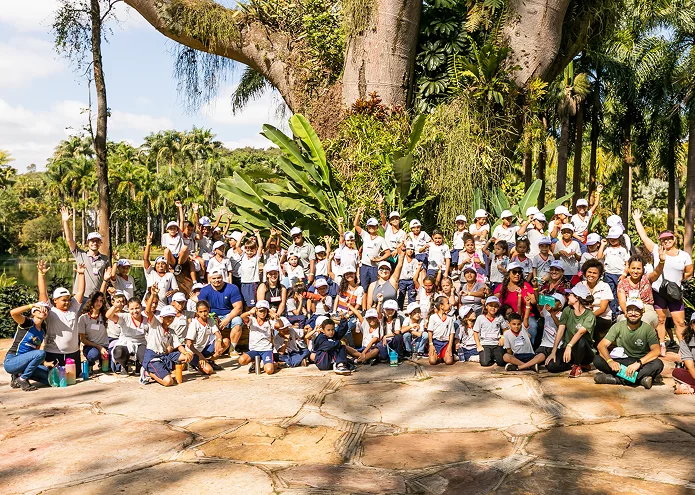 Community visits Instituto Inhotim